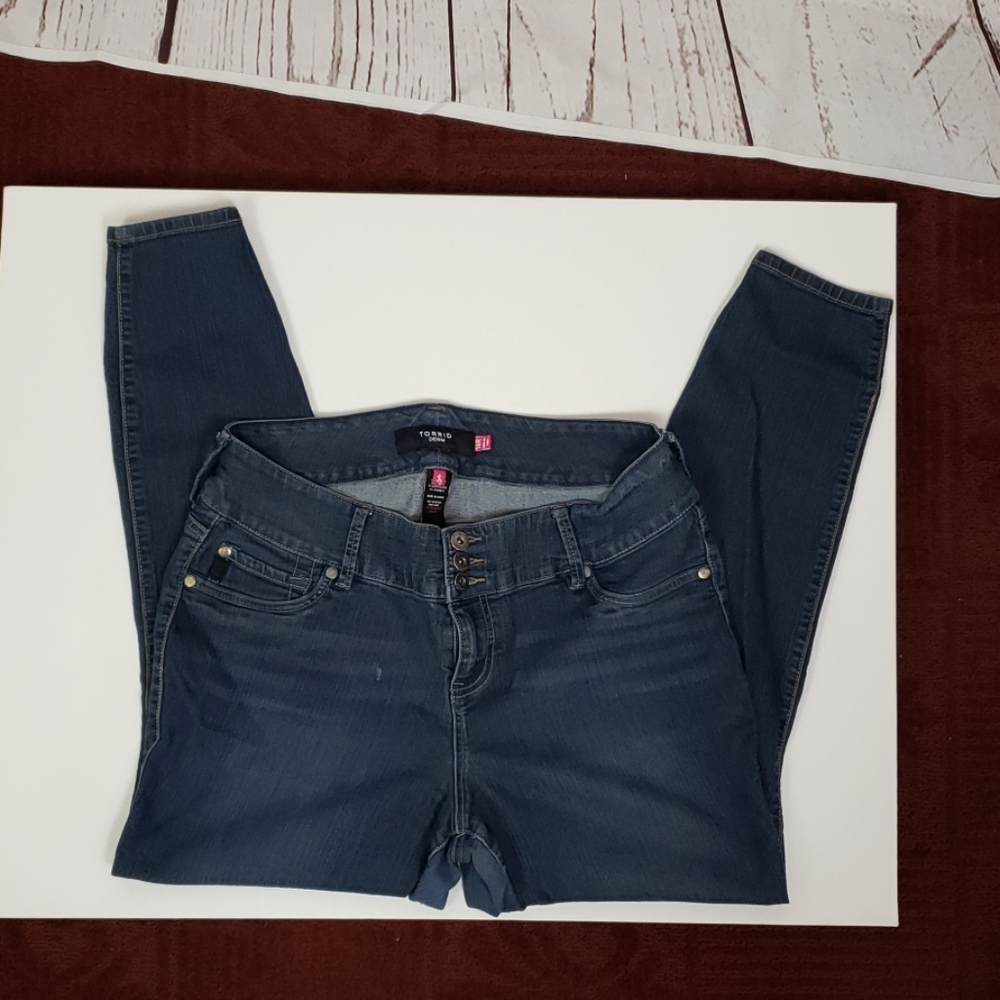 Torrid denim plus size 16R blue cropped jeans